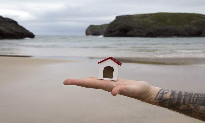 mano-playa-casita.jpg