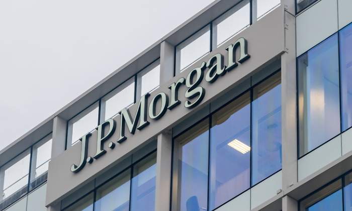 Logo de JPMorgan en un edificio del banco