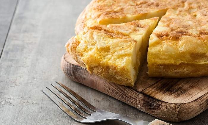 Tortilla-de-patata-bien-hecha-con-un-tenedor-iStock.jpg