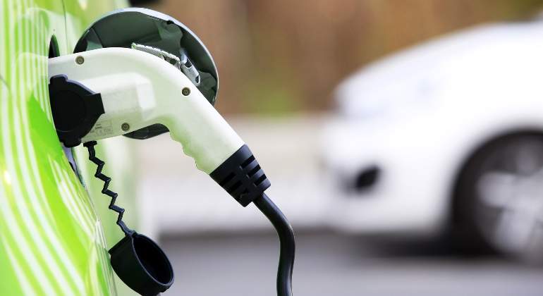 Coche eléctrico cargando.