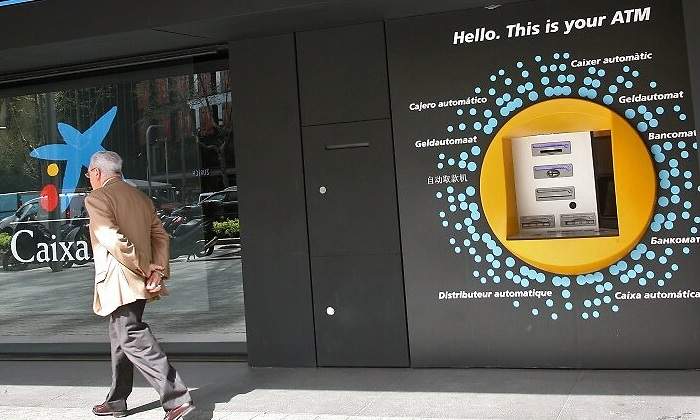 Cliente entrando a una sucursal de CaixaBank