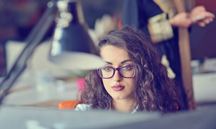oficina-chica-joven-practicas-dreamstime.jpg