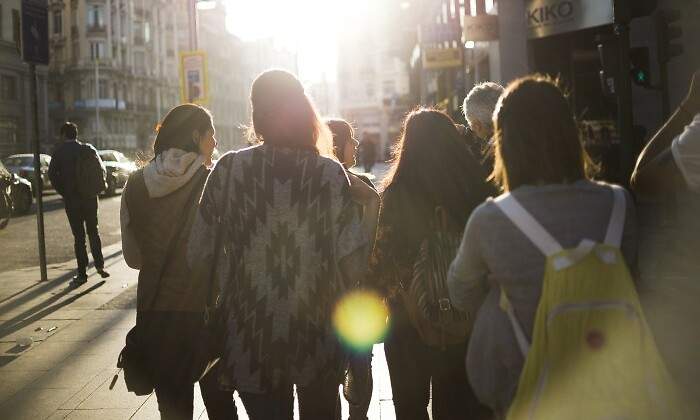 jovenes-paseando.jpg