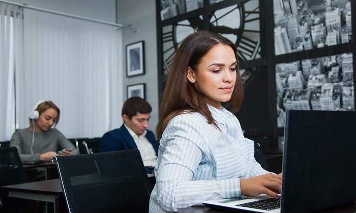 chica-trabajando-con-ordenador.jpg