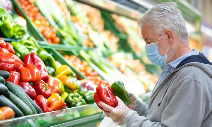 jubilado-compra-verdura-supermercado-mascarilla-dreamstime.jpg