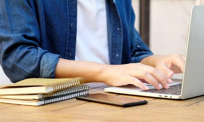 tecleando-en-un-portatil.jpg