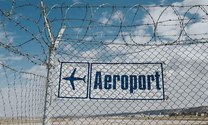 aeropuerto-cartel-valla-recurso-dreamstime.jpg
