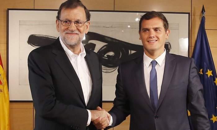 rajoy-rivera-saludo10agosto-efe.jpg