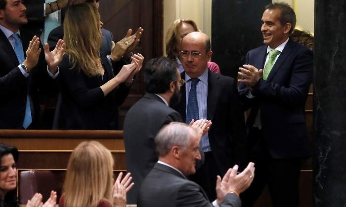 diputados-vox-aplauden-gil-lazaro-efe.jpg