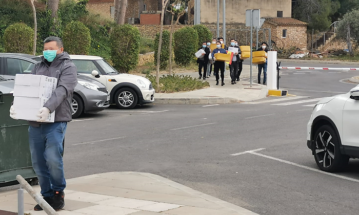 Comerciantes chinos de El Albir han donado al Ayuntamiento de LAlfs del Pi 9000 mascarillas