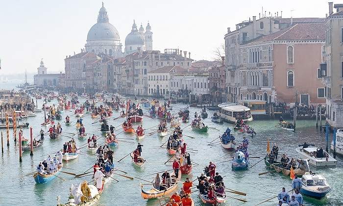 Barcas-en-canal-de-Venecia-iStock.jpg