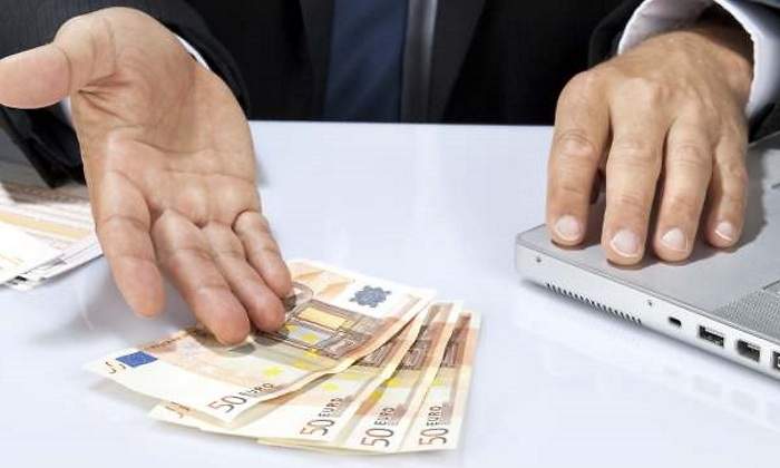 billetes-mano-ordenador.jpg