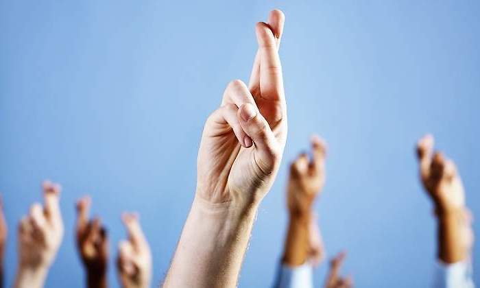 Manos-con-los-dedos-cruzados-iStock.jpg