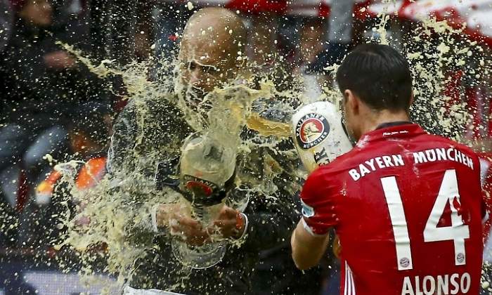 guardiola-xabi-cerveza-reuters.jpg