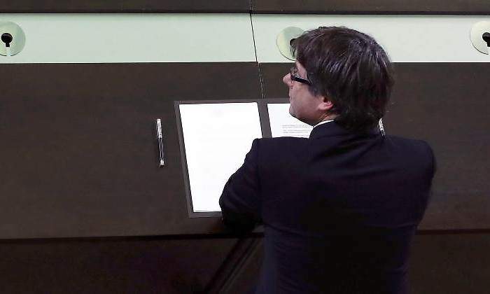 puigdemont-firma-770-efe.jpg