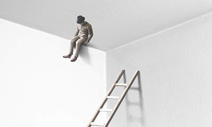 Ilusion-optica-con-un-hombre-y-una-escalera-iStock.jpg