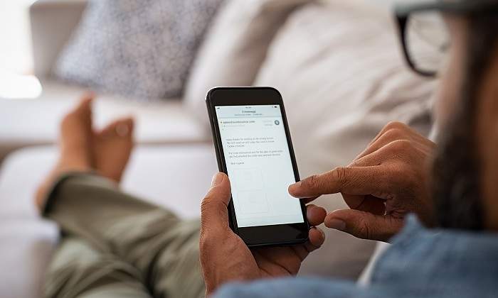 Hombre-movil-sofa-iStock.jpg