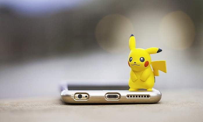 Una-figura-de-Pikachu-sobre-movil-iStock.jpg