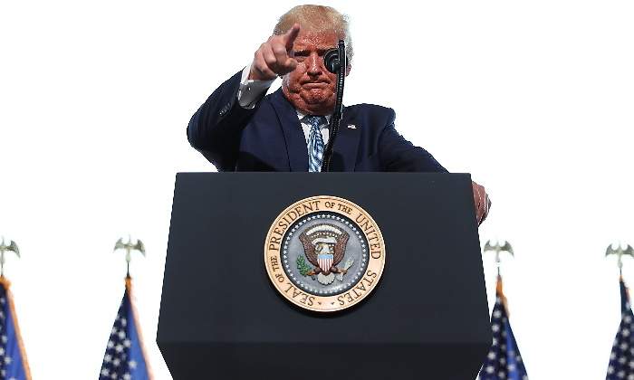 donald-trump-eeuu-dedo-rueda-prensa-yuma-18agosto2020-reuters-770x420.jpg