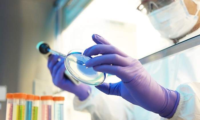 Experto-toma-muestras-en-un-laboratorio-iStock.jpg