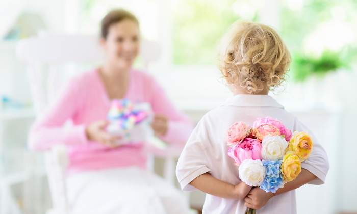 dia-madre-regalo-flores-nino-dreamstime.jpg