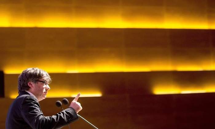 puigdemont-senala-efe.jpg