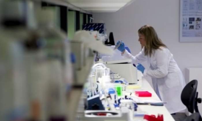 cientifica-laboratorio-efe.jpg