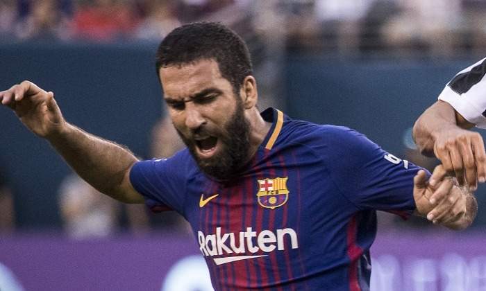 Arda-Turan-caida-Juve-2017-efe.jpg