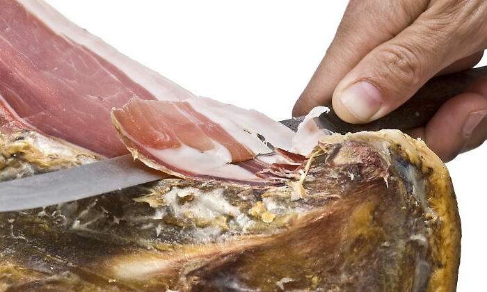 jamon-iberico-cortar-cuchillo.jpg