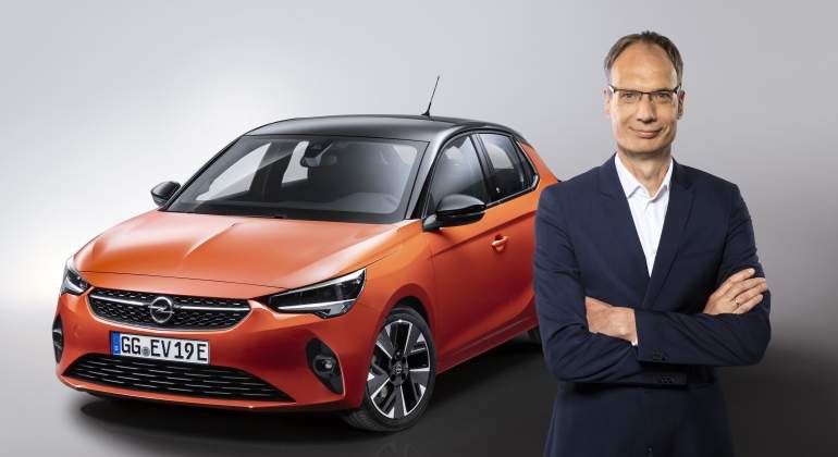 Lohscheller, consejero delegado de Opel, junto al e-Corsa fabricado en España.