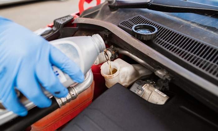 Liquido-frenos-coche-iStock-1224338719.jpg