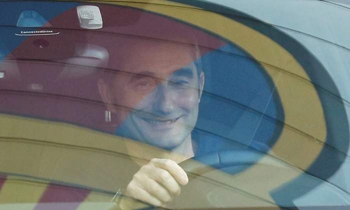 ernesto-valverde-sale-campnou-escudo-barcelona-reuters.jpg