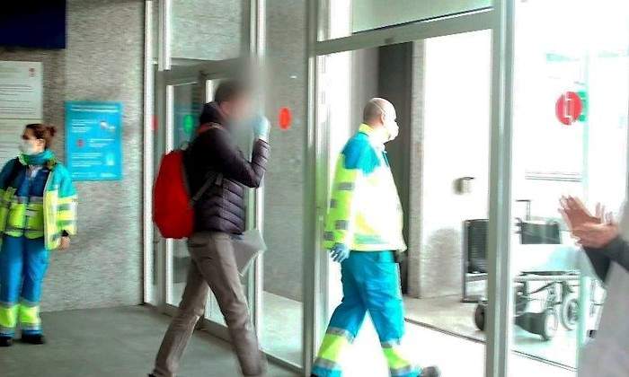 medicos-puerta-hospital-efe.jpg