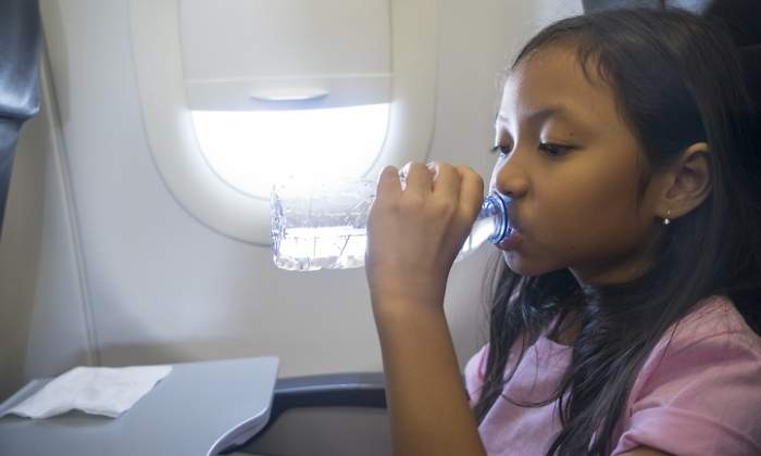 agua-embotellada-avion-nina-dreams.jpg