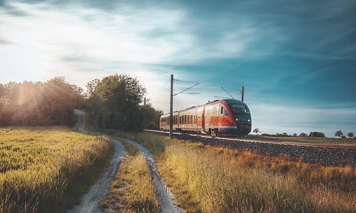 Un tren circula por una va prxima al campo