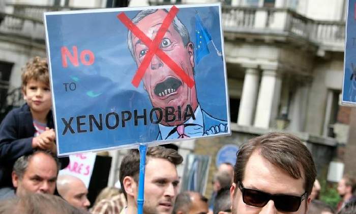 cartel-no-xenofobia-farage-alamy.jpg