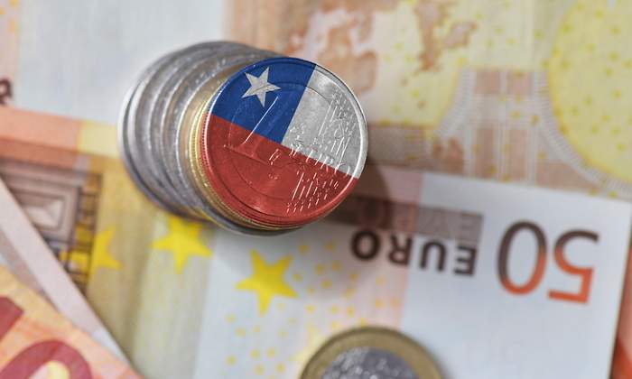 Monedas de euro con la bandera de Chile sobreimpresa