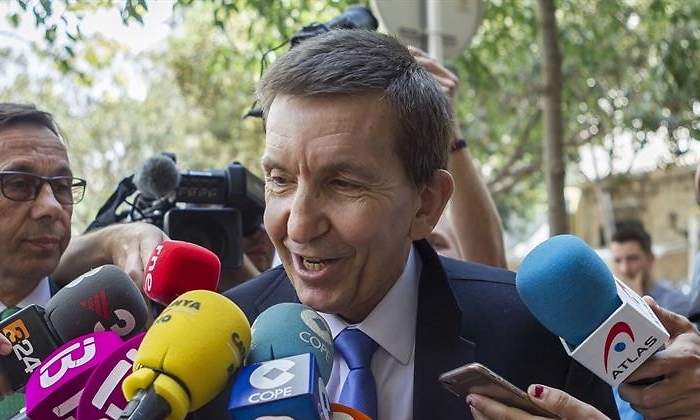 manuel-moix-microfonos-efe.jpg