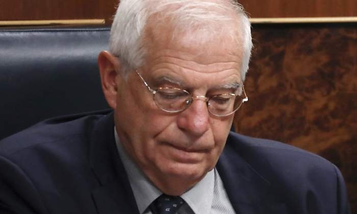 borrell-josep-mirada-baja-reuters.jpg