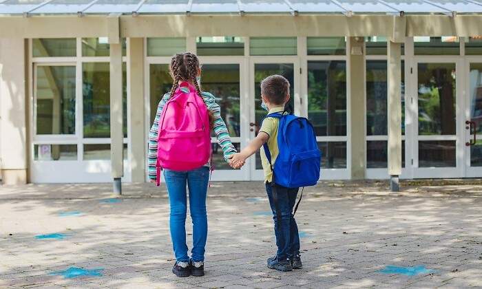 dos-ninos-yendo-al-colegio.jpg