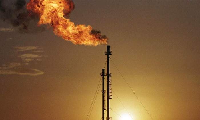 chimenea-fuego-petroleo-770.jpg