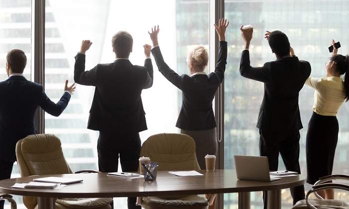 trabajadores-contentos-celebran-dreams.jpg