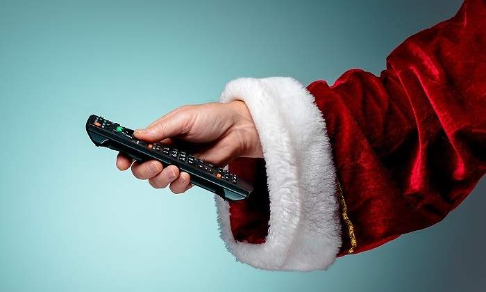 Un-brazo-de-una-persona-con-un-traje-de-papa-noel-y-un-mando-iStock.jpg
