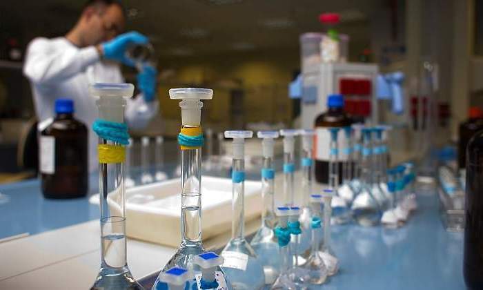 laboratorio-foto-farmaindustria.jpg