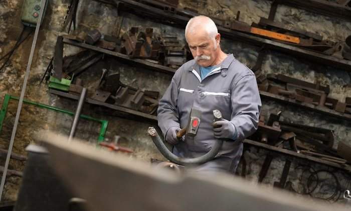trabajador-senior-mayor-taller-metal-industria-770-dreamstime.jpg
