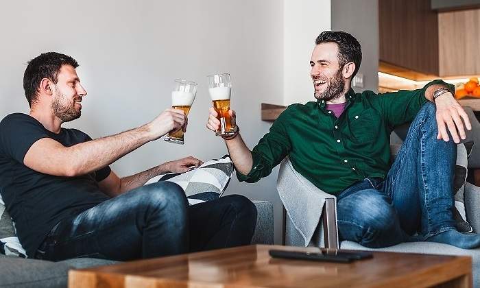 compartir-piso-cervezas-recurso-dreamstime.jpg