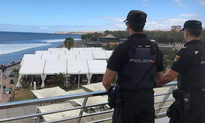 Dos policas velan por la seguridad de una playa