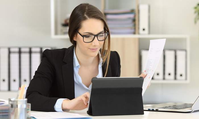 autonoma-trabajadora-compara-informe-tablet-dreamstime.jpg