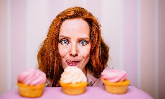 Una-mujer-mirando-con-deseo-unos-pasteles-iStock.jpg
