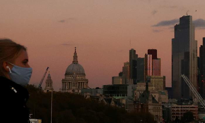 mujer-mascarilla-coronavirus-covid-londres-catedral-san-pablo-distrito-financiero-4noviembre2020-reuters-770x420.jpg